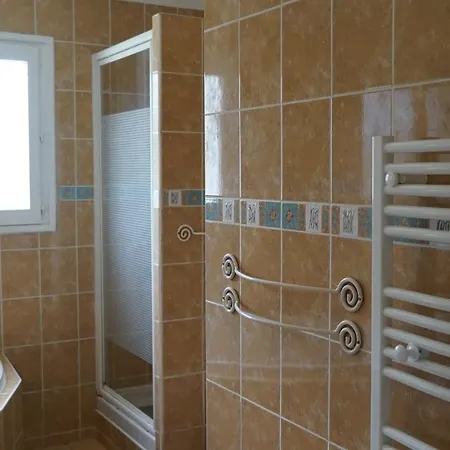 Bed & Breakfast Appartement Janas , Haut de villa 90m2 4*